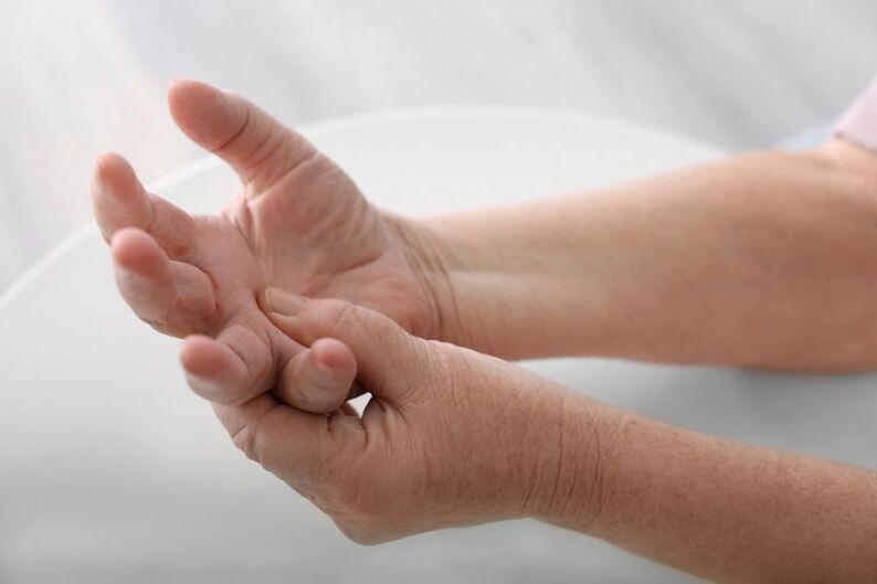 Nyeri di tangan dan jari adalah gejala umum osteochondrosis serviks