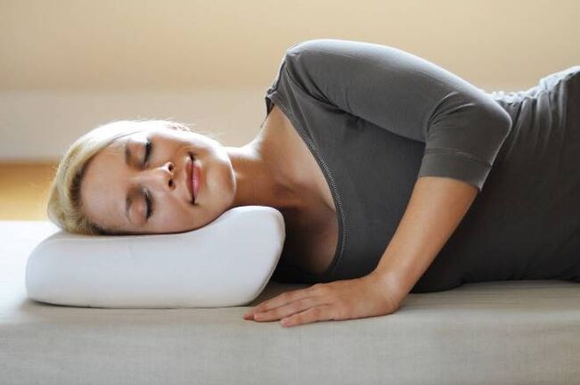 Tidur di bantal ortopedi sebagai pencegahan osteochondrosis serviks