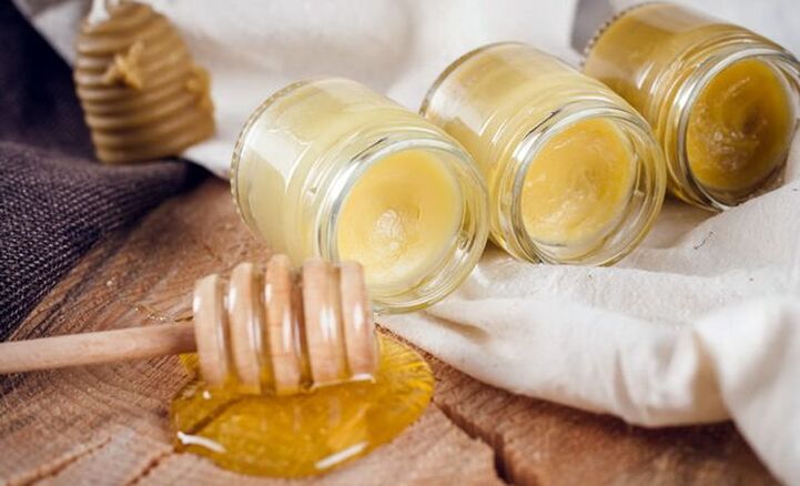 Di rumah Anda bisa menyiapkan salep untuk pengobatan osteochondrosis toraks